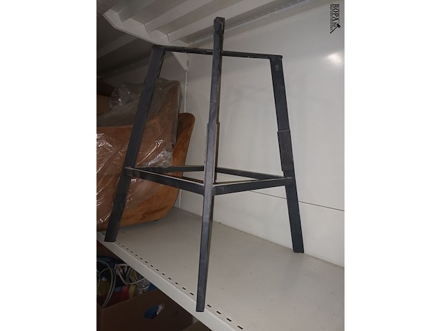 Lot 61 - stoelzittingen en onderstel - afbeelding 2 van  3