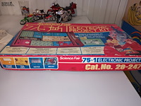 Lot 61 - tandy science fair electronic project kit - afbeelding 2 van  5