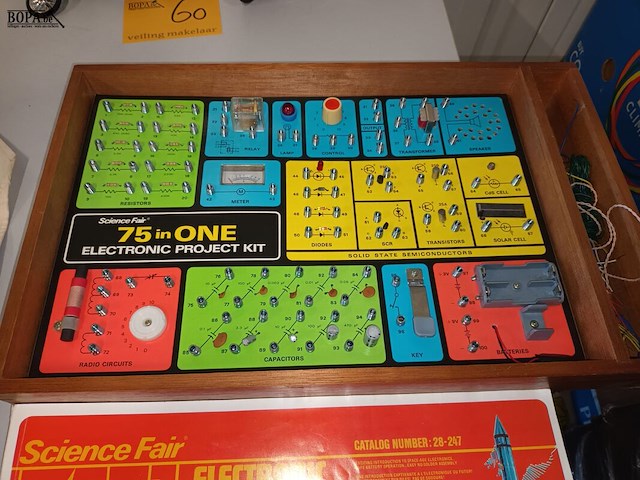 Lot 61 - tandy science fair electronic project kit - afbeelding 3 van  5