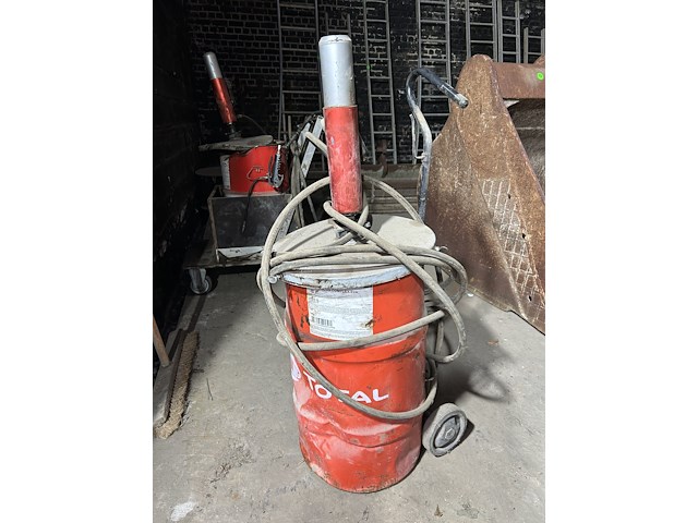 Lot 61 - vetpomp mobiel - afbeelding 1 van  2