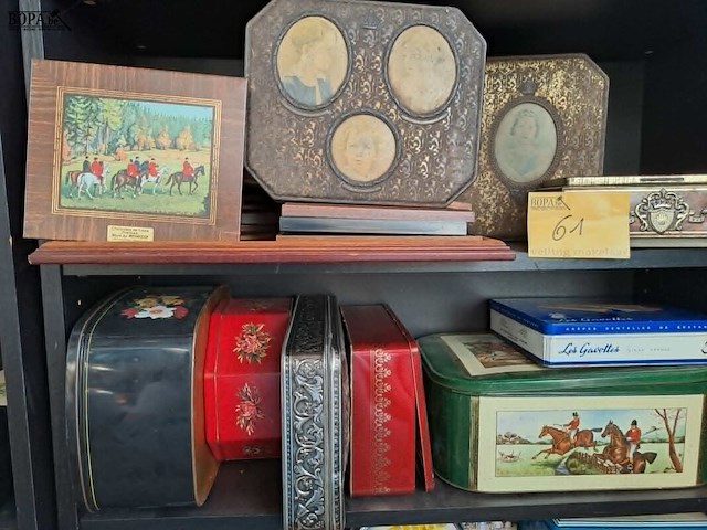 Lot 61 - vintage blikken dozen - afbeelding 1 van  3