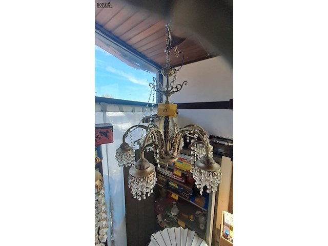 Lot 61 - vintage messing kroonluchter met 5 lichtpuntern en kristalle - afbeelding 1 van  3