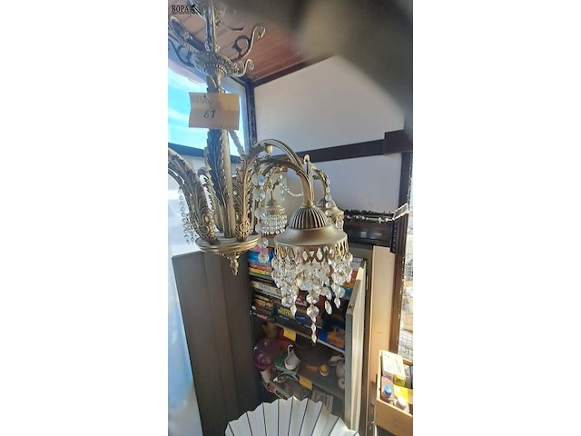 Lot 61 - vintage messing kroonluchter met 5 lichtpuntern en kristalle - afbeelding 2 van  3