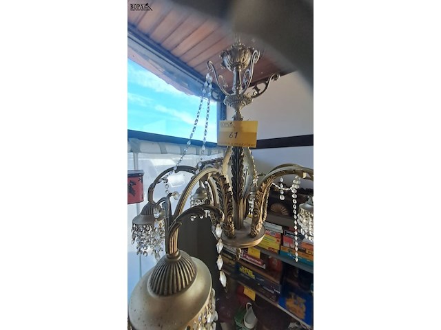 Lot 61 - vintage messing kroonluchter met 5 lichtpuntern en kristalle - afbeelding 3 van  3