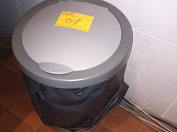 Lot 61 - vuilnisbak - afbeelding 1 van  3