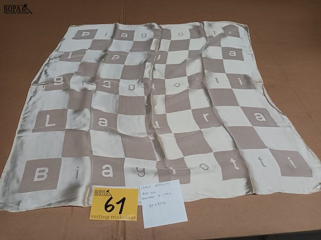 Lot 61 - zijden sjaal laura biagiotti - afbeelding 1 van  3