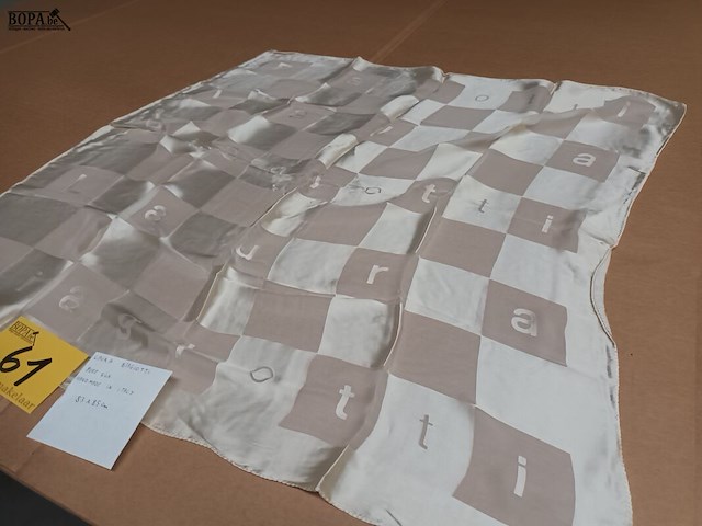 Lot 61 - zijden sjaal laura biagiotti - afbeelding 3 van  3