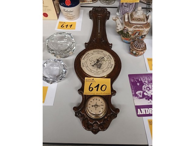 Lot 610 - houten barometer - afbeelding 1 van  4