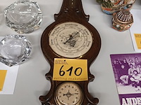 Lot 610 - houten barometer - afbeelding 1 van  4