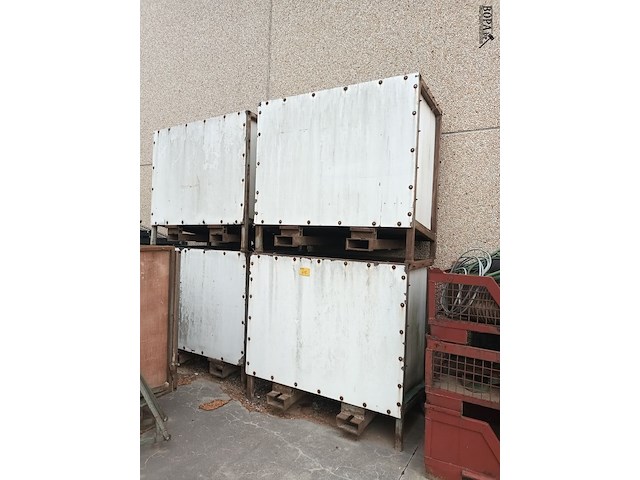 Lot 612 - stalen stapelbakken. 4 stuks - afbeelding 1 van  2