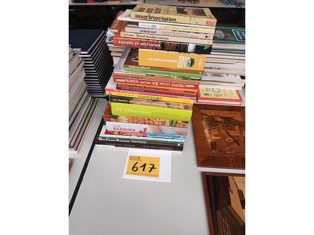 Lot 617 - kookboeken. 29 stuks - afbeelding 1 van  4