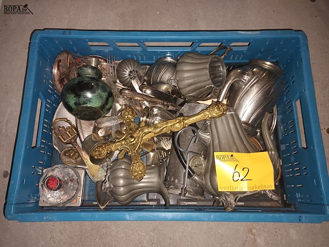 Lot 62 - antiek tafelgerei. 1 bak - afbeelding 1 van  6