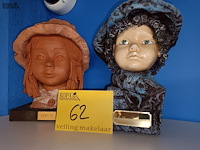Lot 62 - buste van kind. 2 stuks - afbeelding 1 van  4