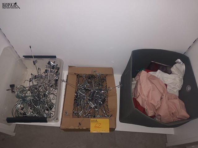 Lot 62 - draagtassen en inox kleerhangers - afbeelding 1 van  8