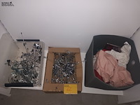 Lot 62 - draagtassen en inox kleerhangers - afbeelding 1 van  8