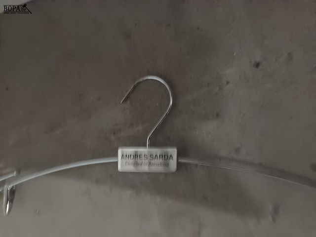 Lot 62 - draagtassen en inox kleerhangers - afbeelding 3 van  8