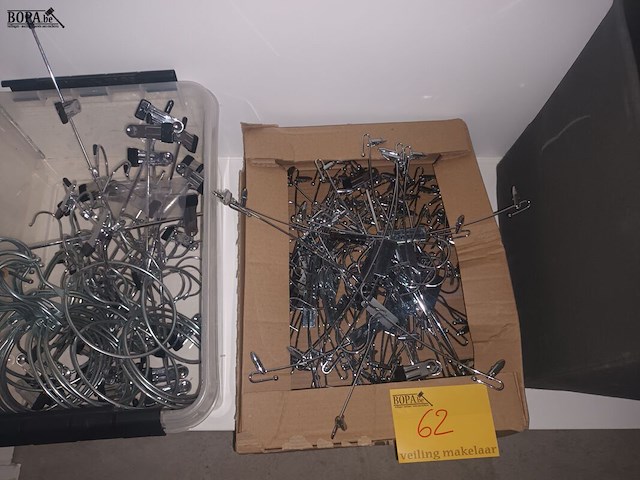Lot 62 - draagtassen en inox kleerhangers - afbeelding 4 van  8