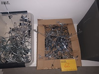Lot 62 - draagtassen en inox kleerhangers - afbeelding 4 van  8