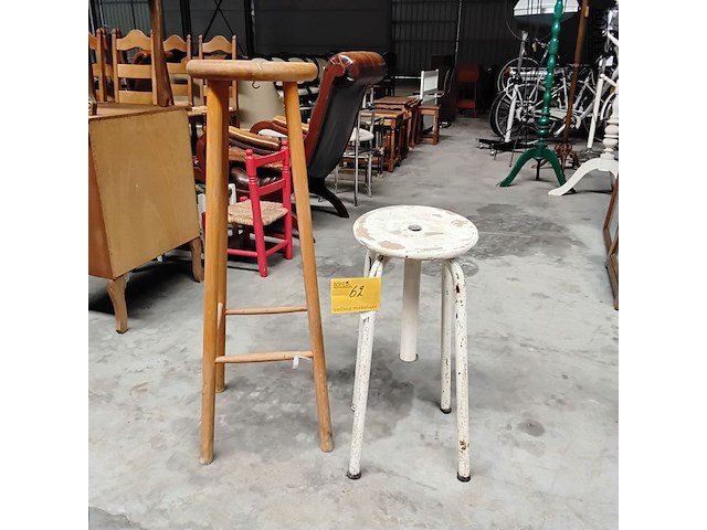 Lot 62 - duo oude krukken - industrieël model - afbeelding 1 van  4
