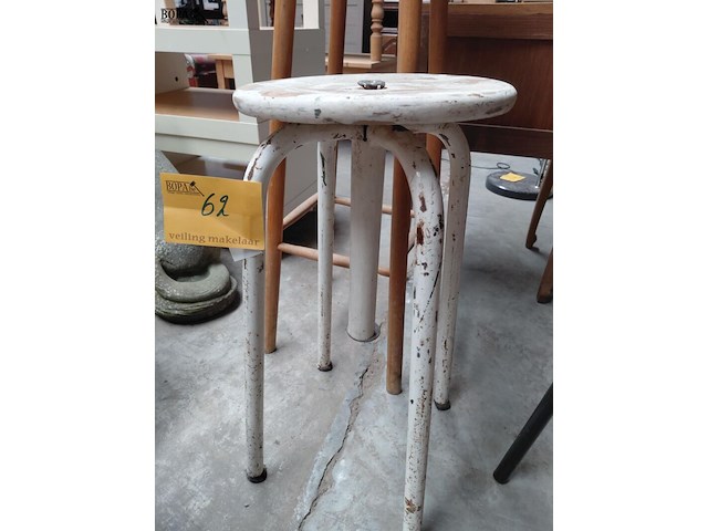 Lot 62 - duo oude krukken - industrieël model - afbeelding 2 van  4