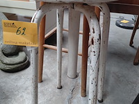 Lot 62 - duo oude krukken - industrieël model - afbeelding 2 van  4