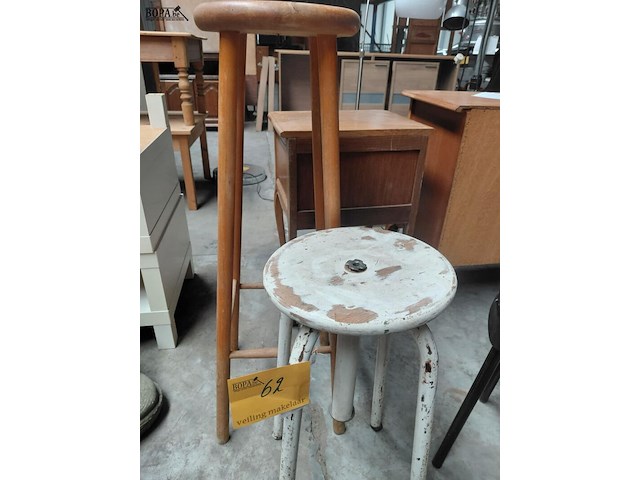 Lot 62 - duo oude krukken - industrieël model - afbeelding 3 van  4