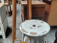 Lot 62 - duo oude krukken - industrieël model - afbeelding 3 van  4