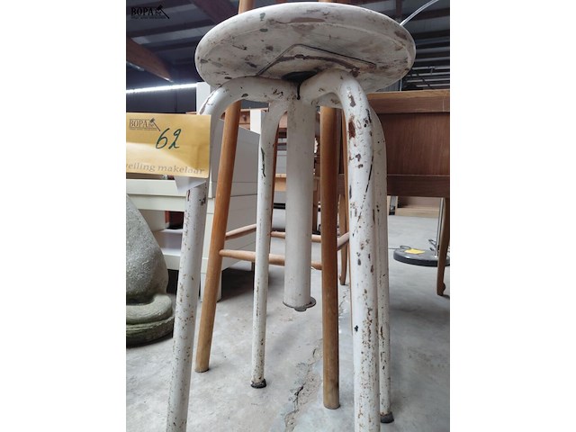 Lot 62 - duo oude krukken - industrieël model - afbeelding 4 van  4