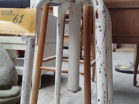 Lot 62 - duo oude krukken - industrieël model - afbeelding 4 van  4