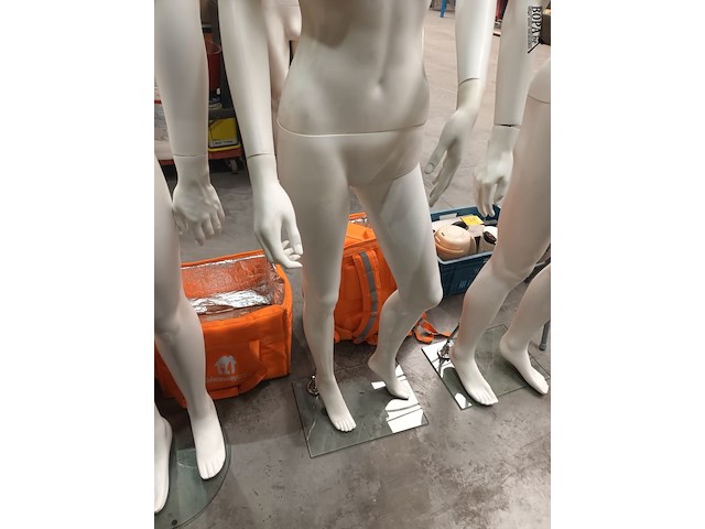 Lot 62 - etalagepop - afbeelding 2 van  3