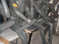 Lot 62 - grijze zittende paspop man - afbeelding 2 van  4