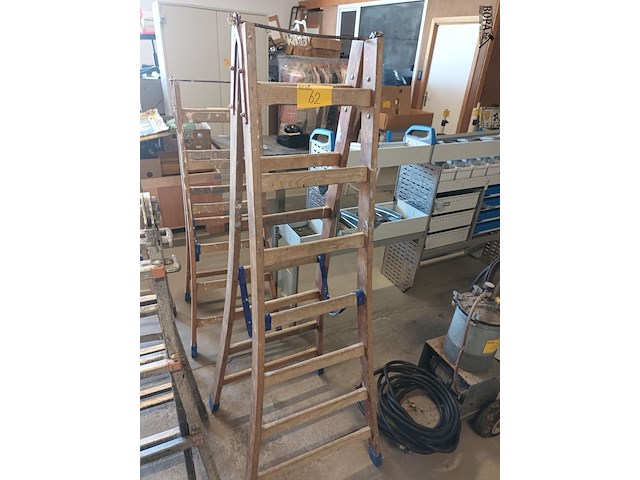 Lot 62 - houten dubbel trapladder - afbeelding 1 van  3