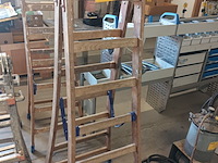 Lot 62 - houten dubbel trapladder - afbeelding 1 van  3