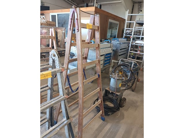 Lot 62 - houten dubbel trapladder - afbeelding 2 van  3