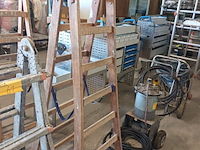 Lot 62 - houten dubbel trapladder - afbeelding 2 van  3