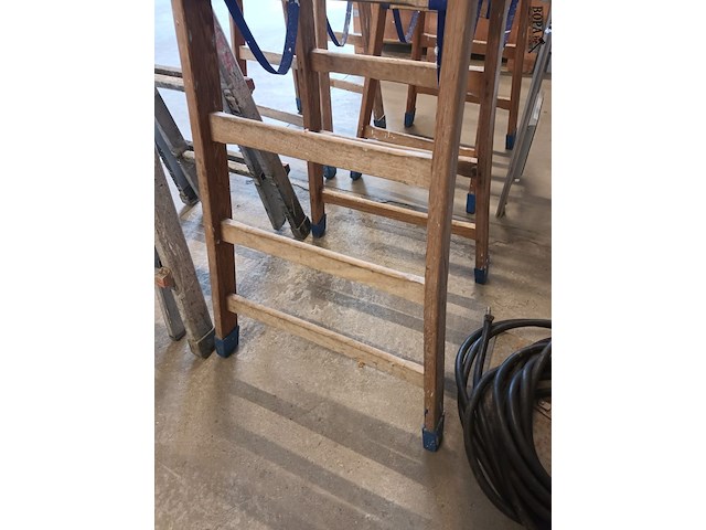 Lot 62 - houten dubbel trapladder - afbeelding 3 van  3