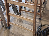 Lot 62 - houten dubbel trapladder - afbeelding 3 van  3