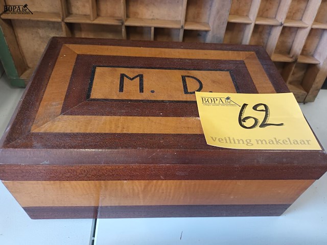 Lot 62 - houten kistje - afbeelding 1 van  3