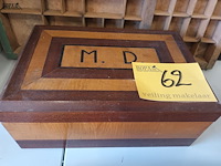 Lot 62 - houten kistje - afbeelding 1 van  3