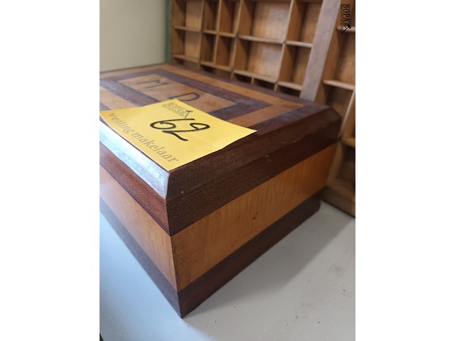 Lot 62 - houten kistje - afbeelding 2 van  3