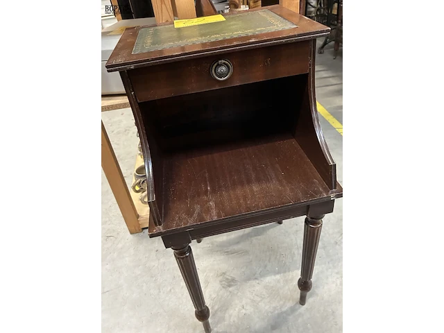 Lot 62 - klassieke houten bijzettafel - afbeelding 1 van  3