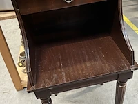 Lot 62 - klassieke houten bijzettafel