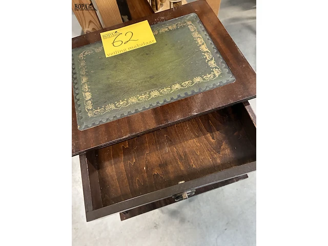 Lot 62 - klassieke houten bijzettafel - afbeelding 2 van  3