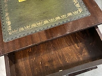 Lot 62 - klassieke houten bijzettafel - afbeelding 2 van  3
