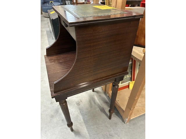 Lot 62 - klassieke houten bijzettafel - afbeelding 3 van  3