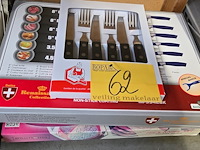 Lot 62 - knife sets 2 stuks compleet en aldi bestekset - afbeelding 1 van  6