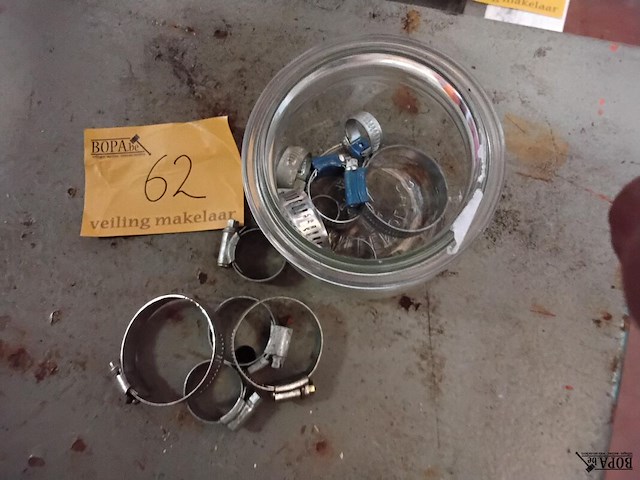 Lot 62 - koppelstukken, klemmen, metalen ringen diverse maten - afbeelding 1 van  1