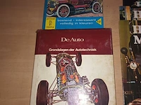 Lot 62 - magazines en boeken over auto’s. 10 stuks - afbeelding 4 van  5