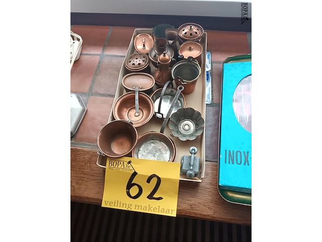 Lot 62 - miniatuur koperen potjes en pannetjes - afbeelding 1 van  4