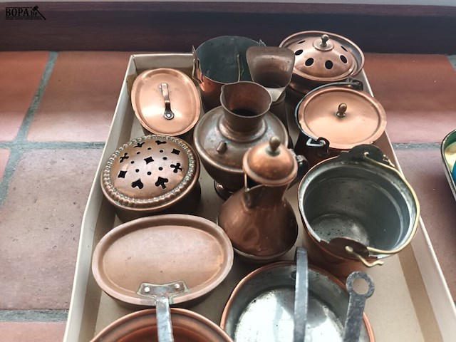 Lot 62 - miniatuur koperen potjes en pannetjes - afbeelding 2 van  4